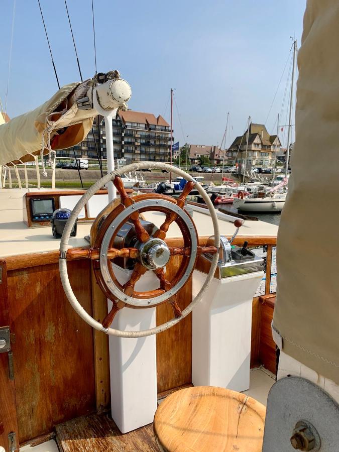 Port Deauville Yacht Vintage Exterior photo